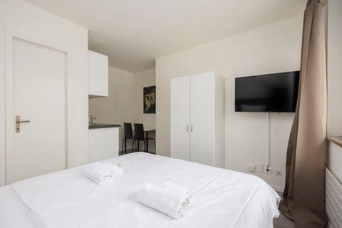 Urban Oasis with Queen Bed and View BE-53 Apartment in Zurich City