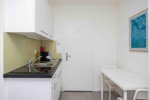 Downtown Deluxe Studio with Queen Bed BE-35 Apartment in Zurich City