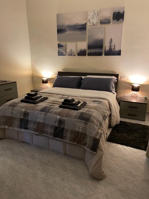 Bed, Bedroom, towels