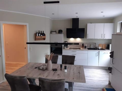 Kitchen or kitchenette, Dining area, minibar, stove