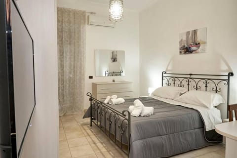 Bed, TV and multimedia, Photo of the whole room, Bedroom, towels, wardrobe