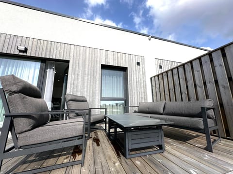 Balcony/Terrace, hair dresser