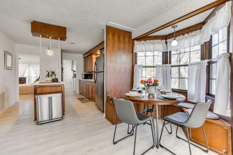 Charming Austin Home on 2 Acres BBQ and Yard! House in Austin