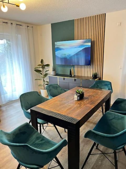 TV and multimedia, Seating area, Dining area