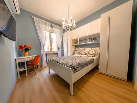 Bed, TV and multimedia, Photo of the whole room, Bedroom, wardrobe