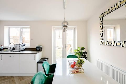 Stunning Private room in a Home - TV, Bathroom & Parking! Bed and Breakfast in Salford