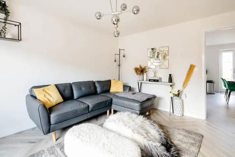 Stunning Private room in a Home - TV, Bathroom & Parking! Bed and Breakfast in Salford