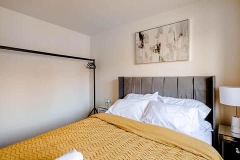 Stunning Private room in a Home - TV, Bathroom & Parking! Bed and Breakfast in Salford