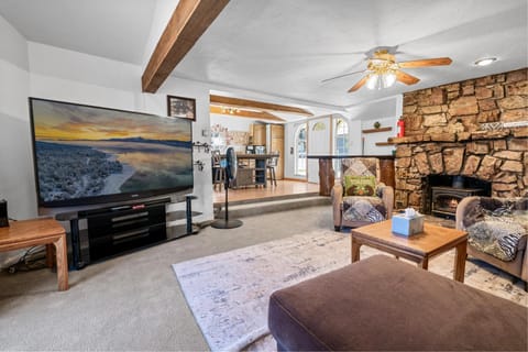 Barton Bungalow- Located in the desirable area of Big Bear, near Sugarloaf Park House in Sugarloaf