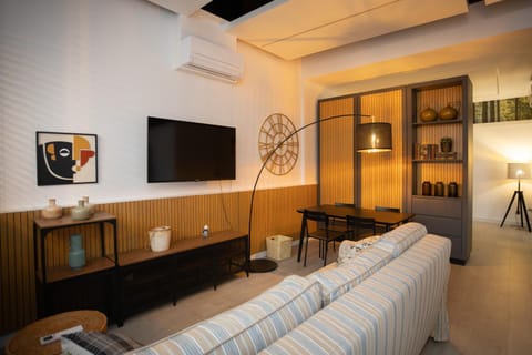 Photo of the whole room, Seating area