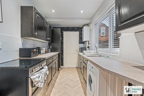 Kitchen or kitchenette, washing machine