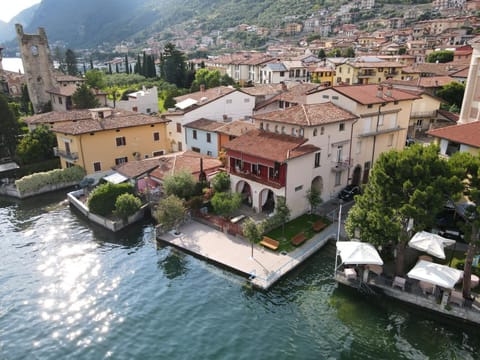 Property building, Nearby landmark, Neighbourhood, Natural landscape, Bird's eye view, Lake view, Area and facilities