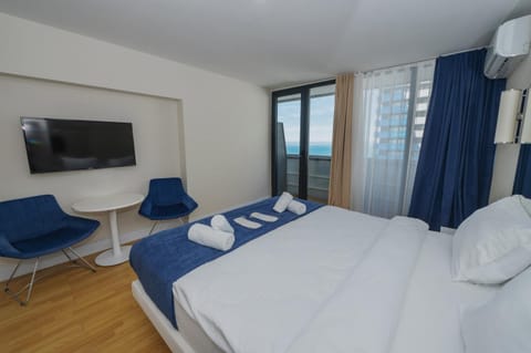 Bed, TV and multimedia, Photo of the whole room, Bedroom, towels