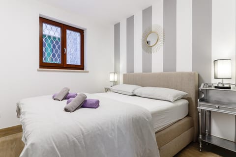 Bed, Bedroom, towels