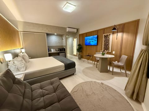 Bed, TV and multimedia, Photo of the whole room, Dining area, Bedroom, air conditioner