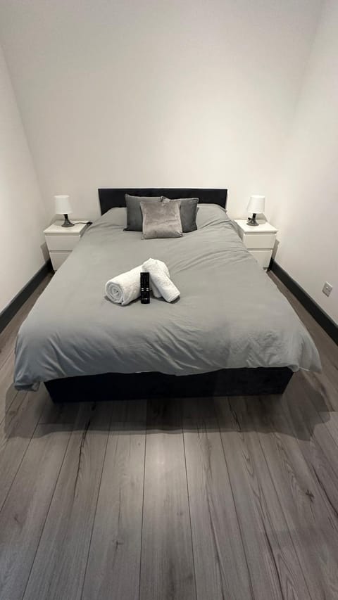 Bed, Photo of the whole room, Bedroom, towels