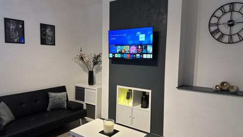 Communal lounge/ TV room, TV and multimedia, Living room, Seating area, Evening entertainment