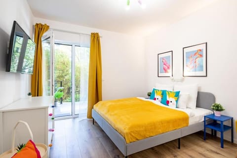 Bed, TV and multimedia, Living room