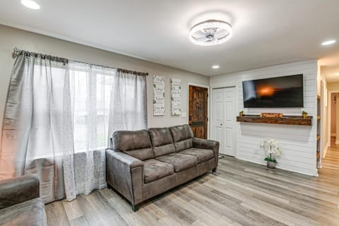 Family-Friendly Home with Yard 27 Mi to Nashville! House in Tennessee