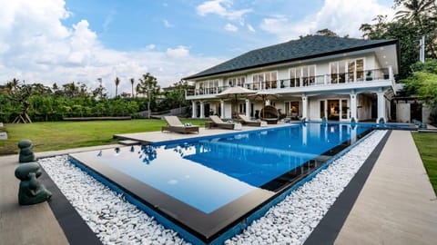 Property building, Day, Garden, Garden view, Pool view, Swimming pool, sunbed