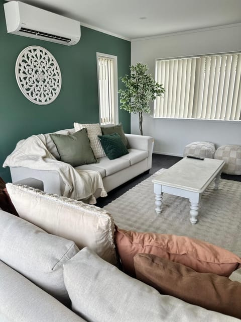 Cosy 3 Bedroom Home near airport with free parking House in Auckland