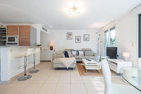 TV and multimedia, Kitchen or kitchenette, Living room, Seating area, minibar