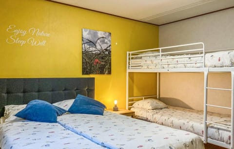 Stellechalets op Vakantiepark Stelleplas - Heinkenszand Bed and Breakfast in Zeeland, Netherlands