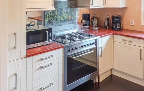 Stellechalets op Vakantiepark Stelleplas - Heinkenszand Bed and Breakfast in Zeeland, Netherlands