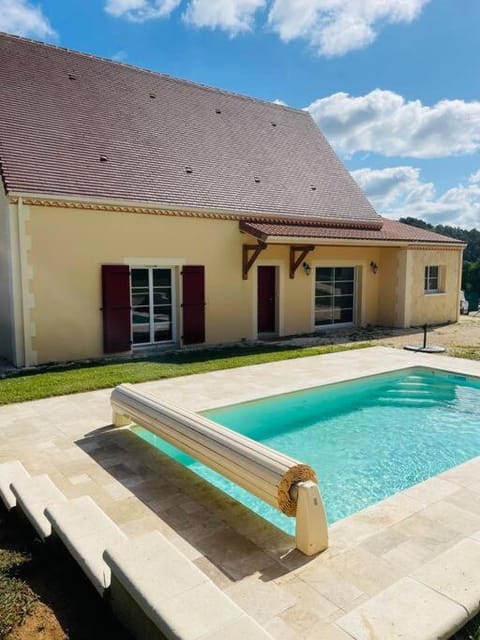 Property building, Pool view, Swimming pool, sunbed
