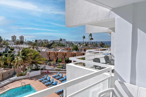 Property building, View (from property/room), Balcony/Terrace, Beach, City view, Pool view, Sea view, Swimming pool, sunbed