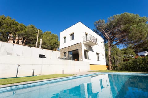 Property building, Day, Swimming pool