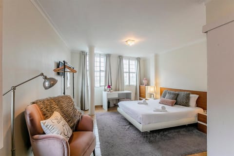 Bed, Seating area, Bedroom