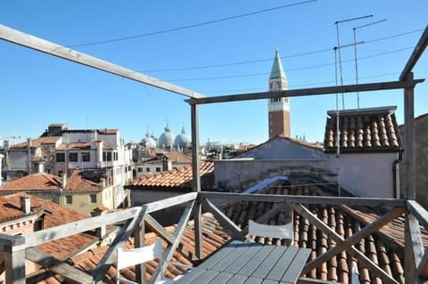 View (from property/room), Balcony/Terrace, City view