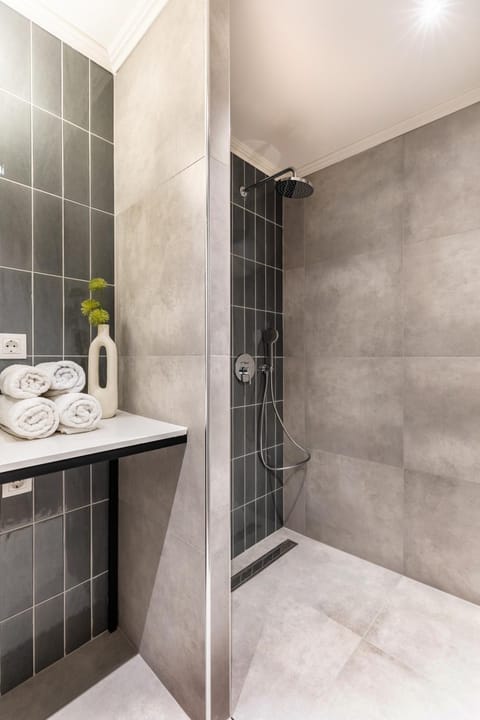 Shower, Bathroom, towels