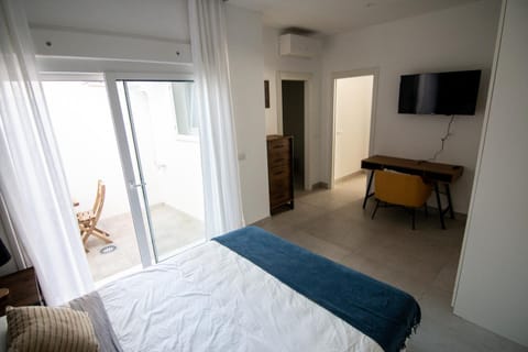 Bed, TV and multimedia, Photo of the whole room, Bedroom, hair dresser, wardrobe