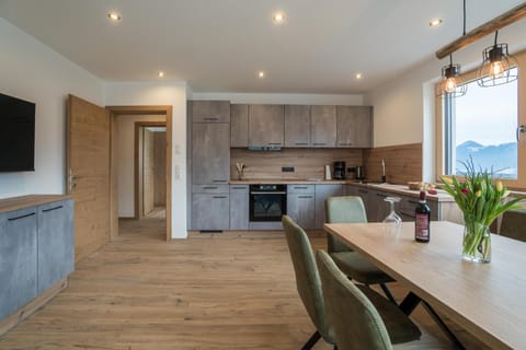 TV and multimedia, Kitchen or kitchenette, Dining area