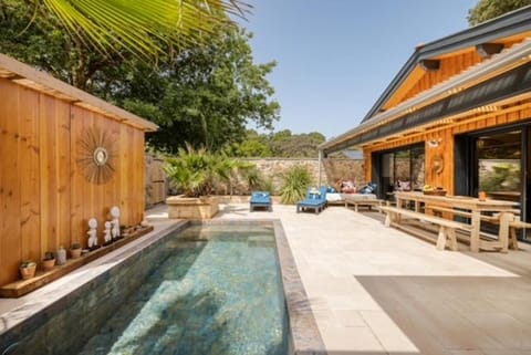 Patio, Day, Natural landscape, Garden, Garden, View (from property/room), Balcony/Terrace, Garden view, Pool view, Swimming pool, sunbed