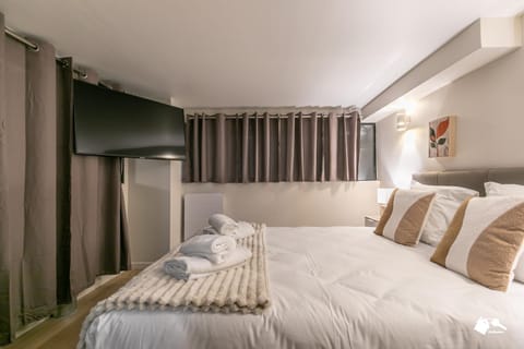 Bed, TV and multimedia, Photo of the whole room, Bedroom, towels