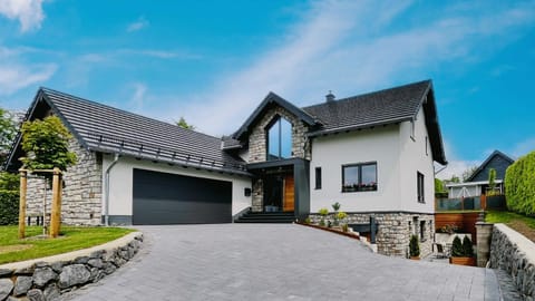 Property building, Facade/entrance, Day, Balcony/Terrace