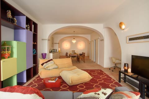 TV and multimedia, Living room, Photo of the whole room, Seating area, Bedroom