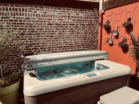 Studio indépendant et calme avec Jacuzzi à Lille Bed and Breakfast in Lille