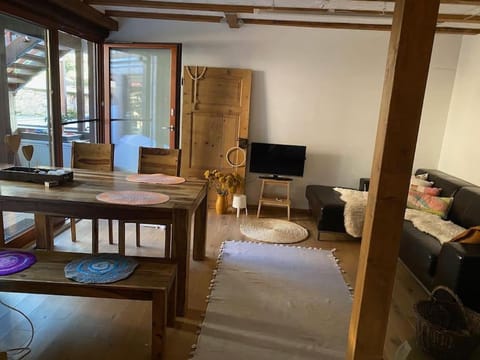 Communal lounge/ TV room, TV and multimedia, Living room, Seating area, Dining area