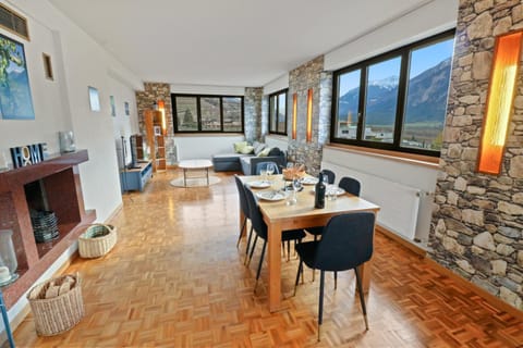 Living room, Dining area
