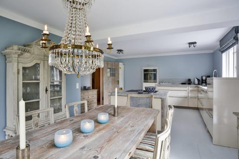 Kitchen or kitchenette, Dining area, stove