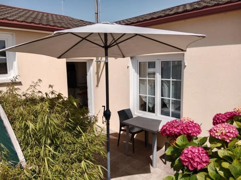 Property building, Patio, Spring, Day, Balcony/Terrace, Dining area