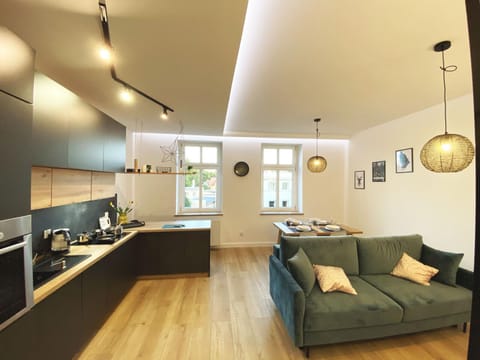TV and multimedia, Kitchen or kitchenette, Living room, Seating area, Dining area
