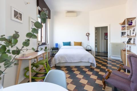 Bed, Living room, Photo of the whole room, Seating area, Dining area, Bedroom, air conditioner
