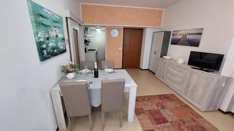 TV and multimedia, Kitchen or kitchenette, Living room, Seating area, Dining area