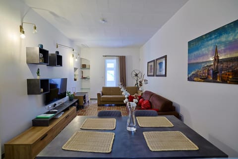 TV and multimedia, Living room, Seating area, Dining area, Evening entertainment