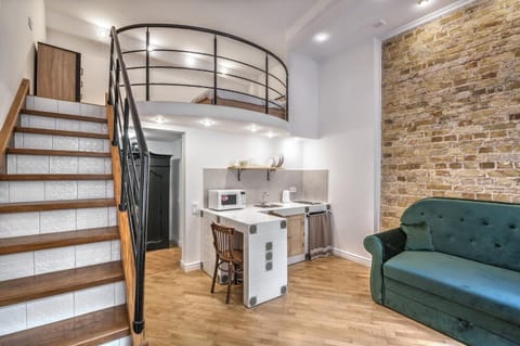 Coffee/tea facilities, Kitchen or kitchenette, Living room, Seating area, Dining area